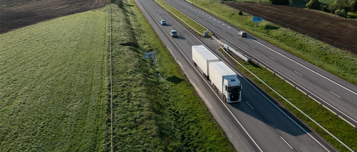 Lastbil der kører på en motorvej